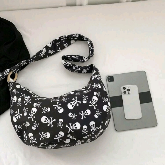NWOT Skull And Crossbones Multi-Way Hobo Bag - Picture 6 of 12